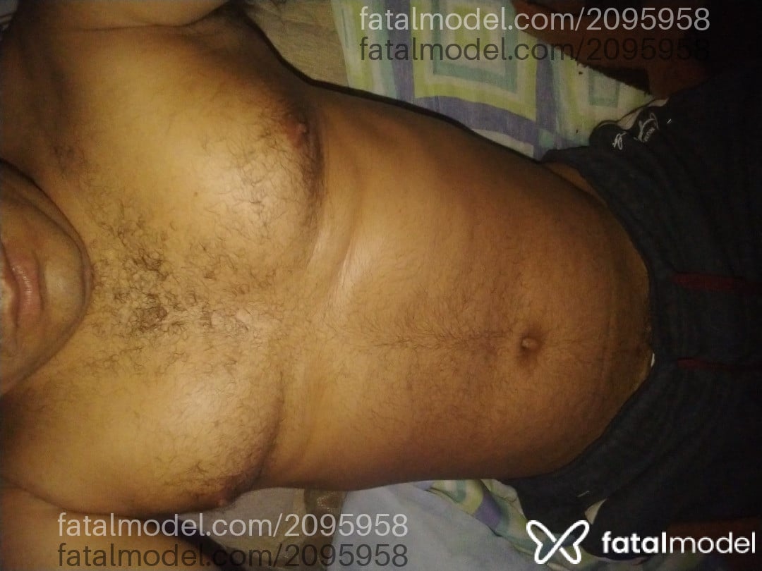 Acompanhante homem com cabelo castanho de olhos castanhos - Manoel