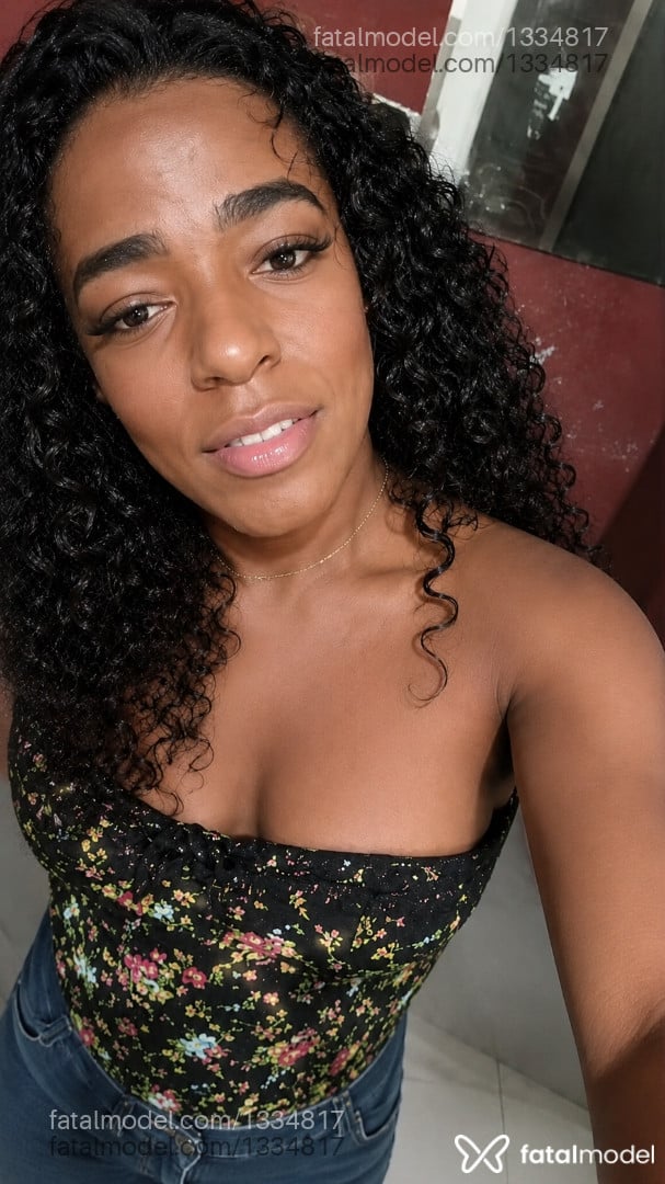 Acompanhante travesti com cabelo castanho de olhos pretos - Lyris