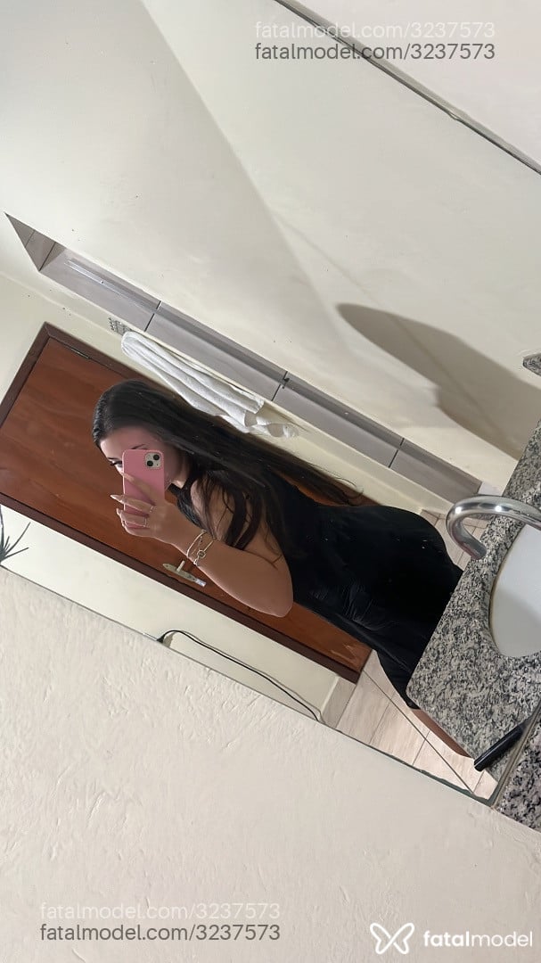 Acompanhante mulher com cabelo castanho de olhos castanhos - Larissa Gouveia