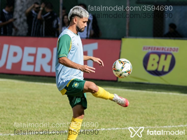 Acompanhante homem com cabelo castanho de olhos castanhos - Arrascaeta