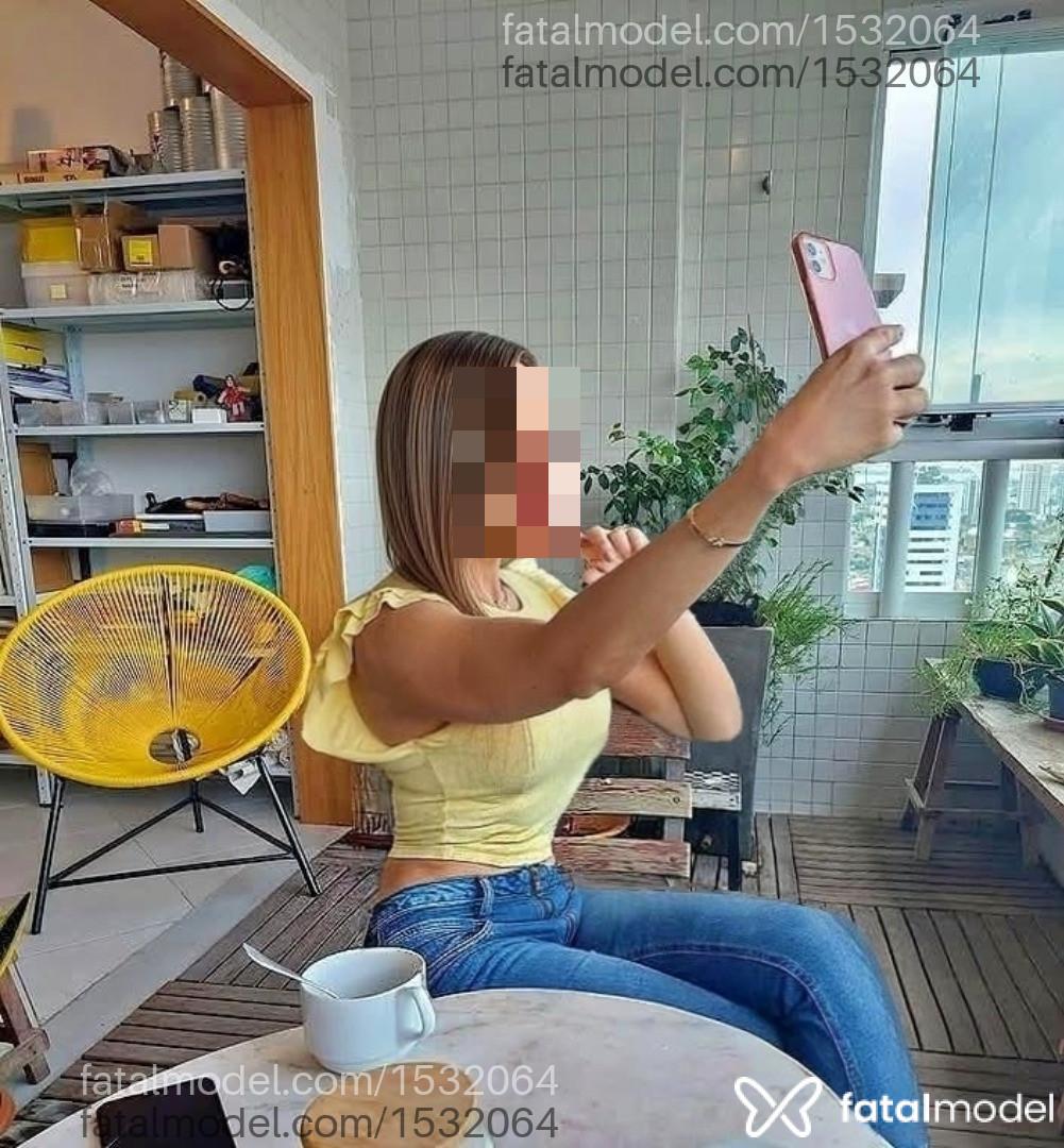 Acompanhante mulher loira (o) de olhos castanhos - Vittória Ferri