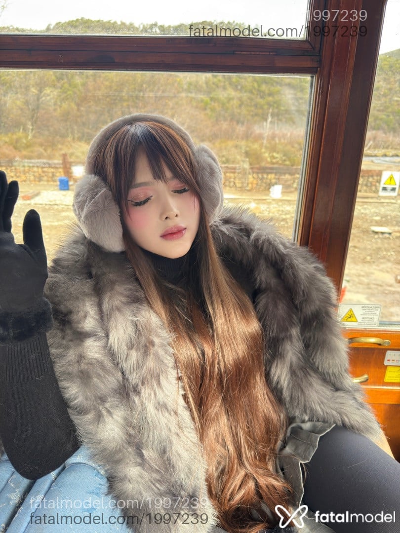 Acompanhante mulher trans com cabelo castanho de olhos castanhos - Lara