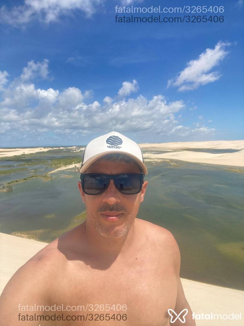 Acompanhante homem com cabelo grisalho de olhos castanhos em Balneário Camboriú - Alax Carter