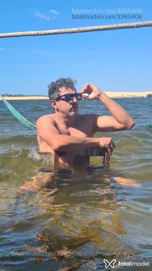 Acompanhante homem com cabelo grisalho de olhos castanhos em Balneário Camboriú - Alax Carter