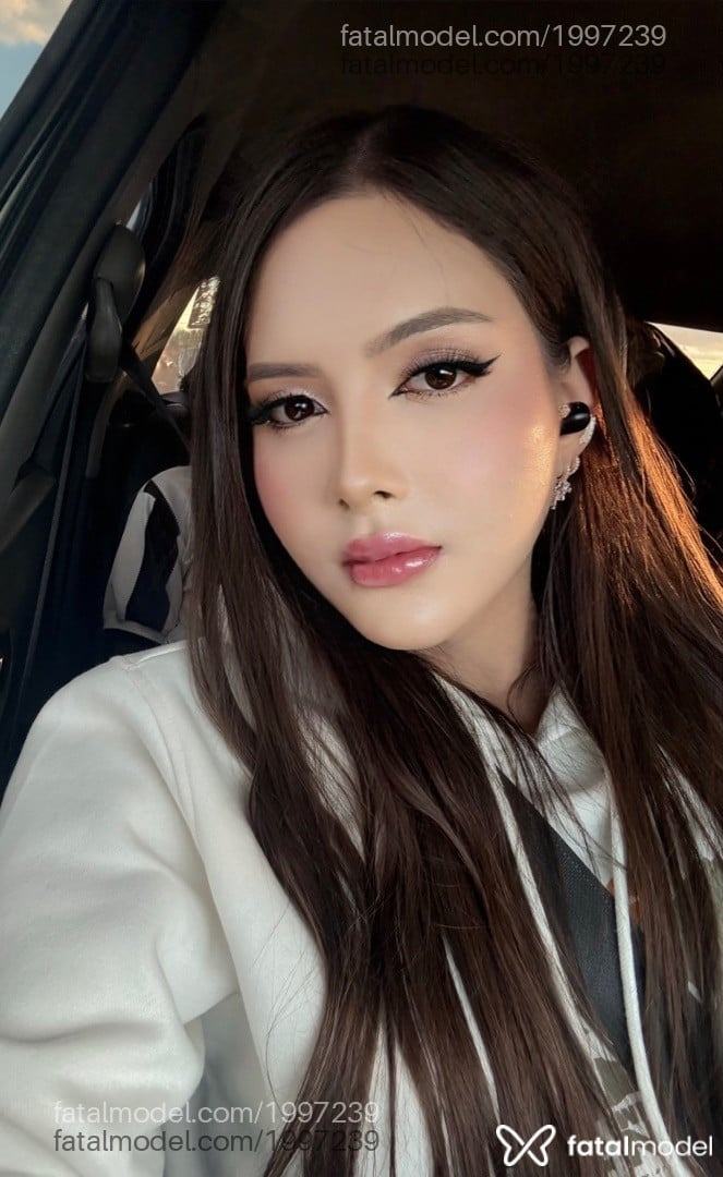 Acompanhante mulher trans com cabelo castanho de olhos castanhos - Lara