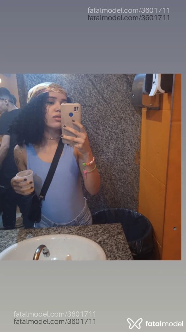 Acompanhante mulher morena (o) de olhos castanhos - Cristal