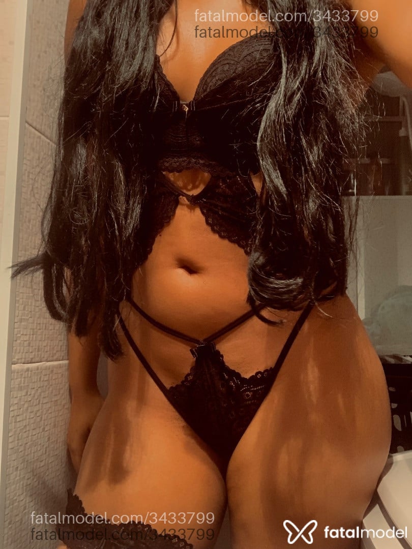 Acompanhante mulher morena (o) de olhos pretos - Biance Black