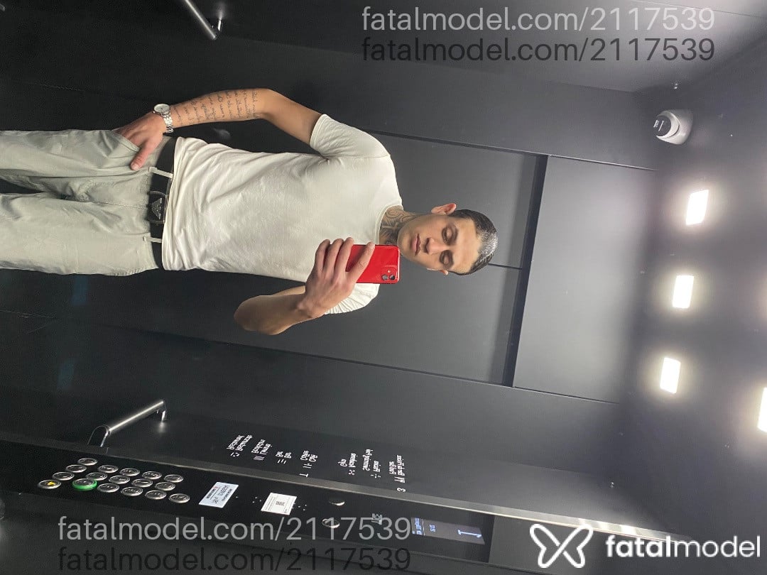 Acompanhante homem com cabelo castanho de olhos azuis - Xavier