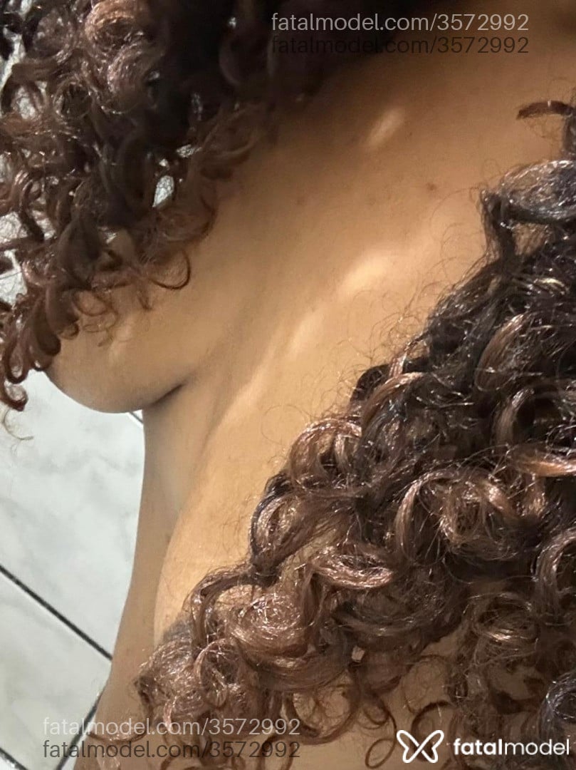 Acompanhante mulher com cabelo castanho de olhos pretos - Maria