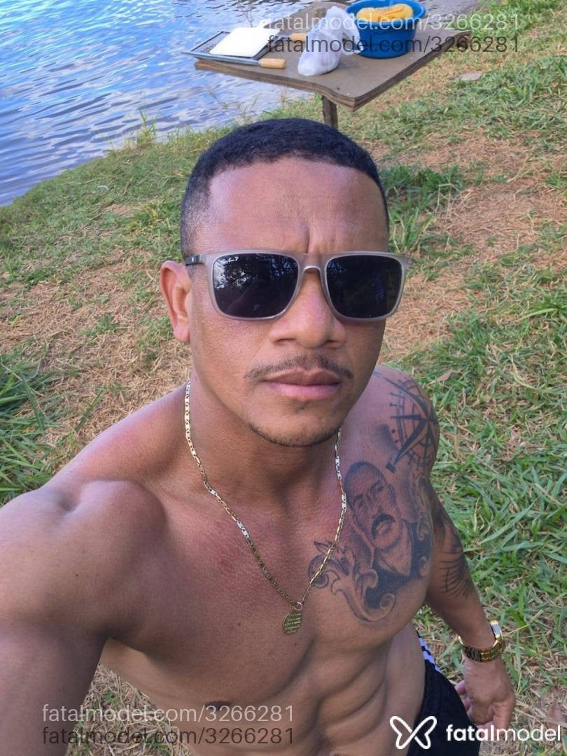 Acompanhante homem com cabelo castanho de olhos castanhos - Robert Baiano