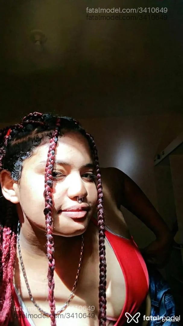 Acompanhante mulher com cabelo colorido de olhos castanhos - Flora