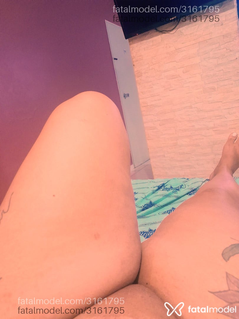 Acompanhante mulher com cabelo colorido de olhos castanhos - Beatriz Sales