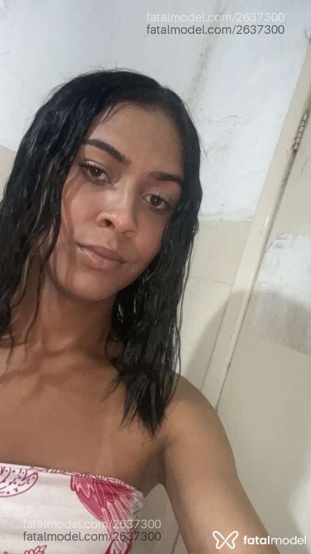 Acompanhante mulher trans com cabelo castanho de olhos castanhos - Larissa Omg