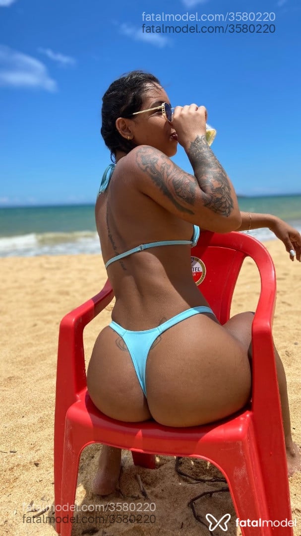 Acompanhante mulher morena (o) de olhos pretos - Larissa