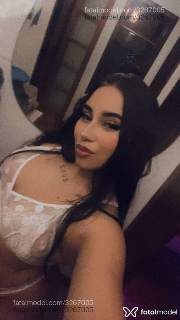 Acompanhante mulher com cabelo castanho de olhos verdes - Camilla Fischer