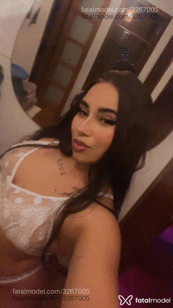 Acompanhante mulher com cabelo castanho de olhos verdes - Camilla Fischer