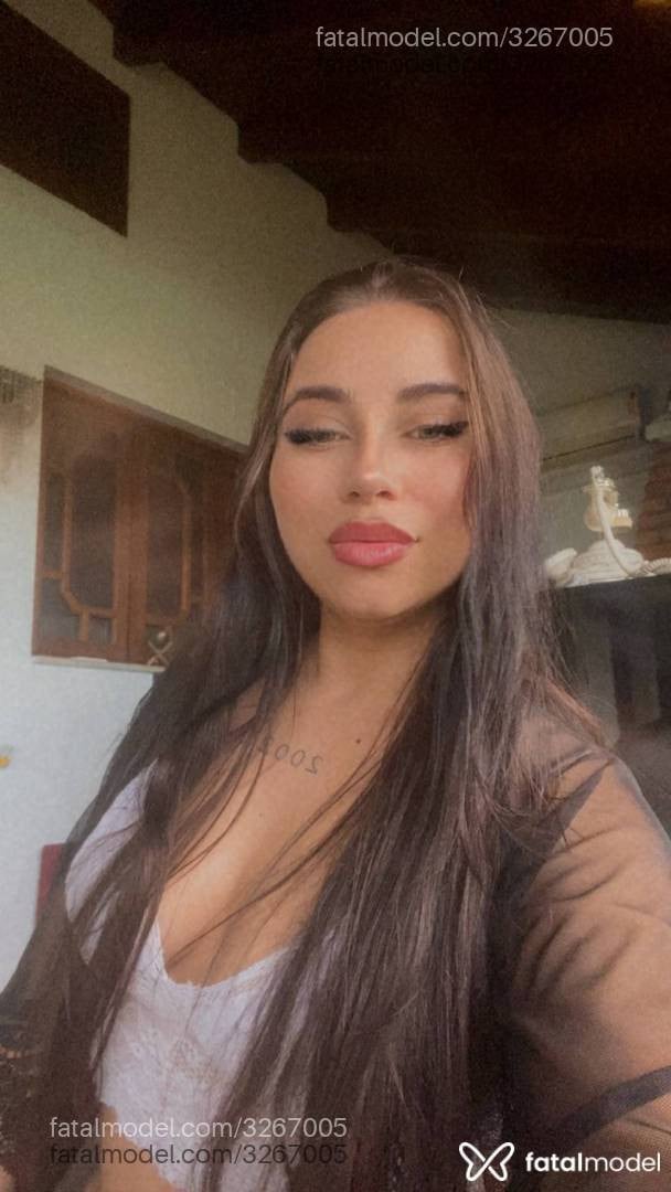 Acompanhante mulher com cabelo castanho de olhos verdes - Camilla Fischer