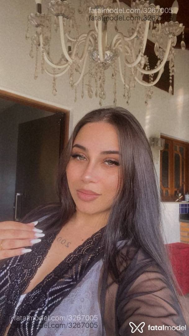 Acompanhante mulher com cabelo castanho de olhos verdes - Camilla Fischer