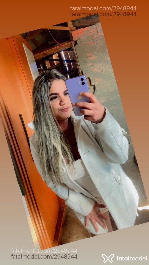 Acompanhante mulher loira (o) de olhos pretos - Maria