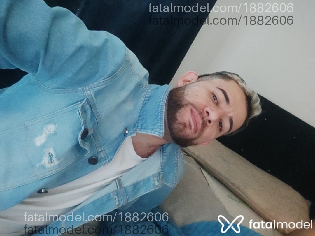 Acompanhante homem com cabelo grisalho de olhos castanhos - Robert Grande