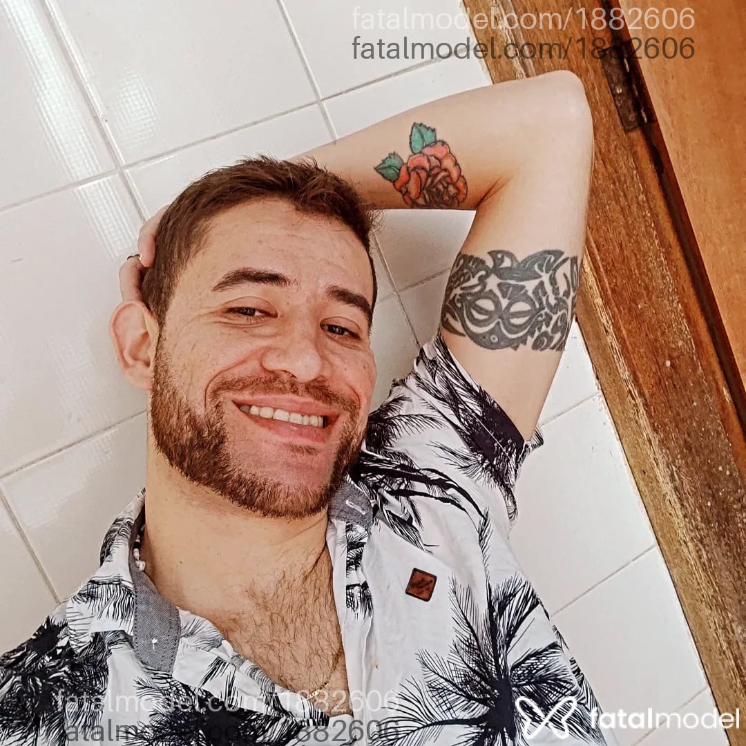 Acompanhante homem com cabelo grisalho de olhos castanhos - Robert Grande