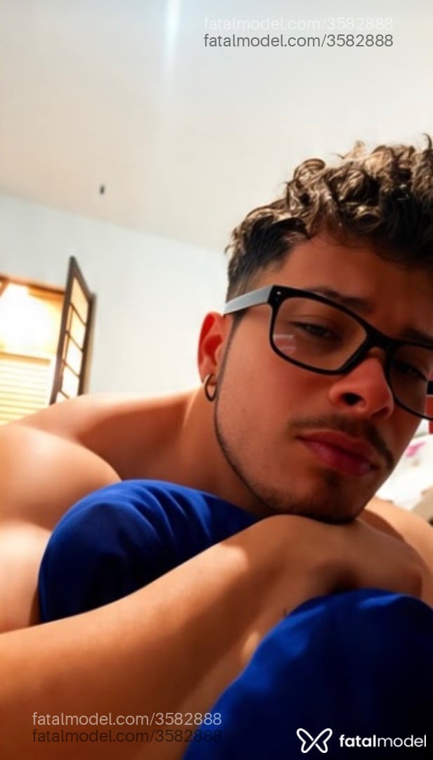 Acompanhante homem trans com cabelo castanho de olhos pretos - Oliver