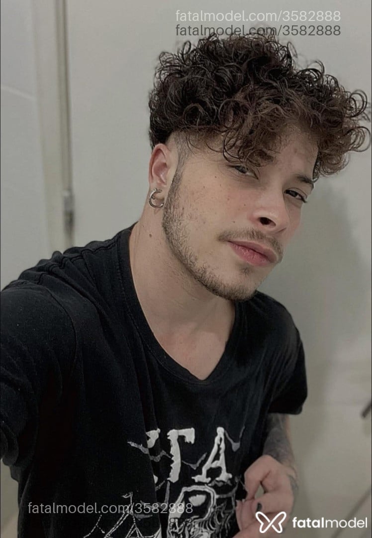 Acompanhante homem trans com cabelo castanho de olhos pretos - Oliver