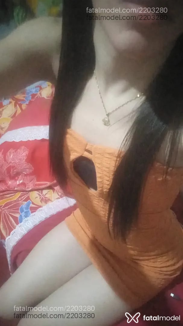 Acompanhante mulher trans com cabelo castanho de olhos mel - Lua Turquesa