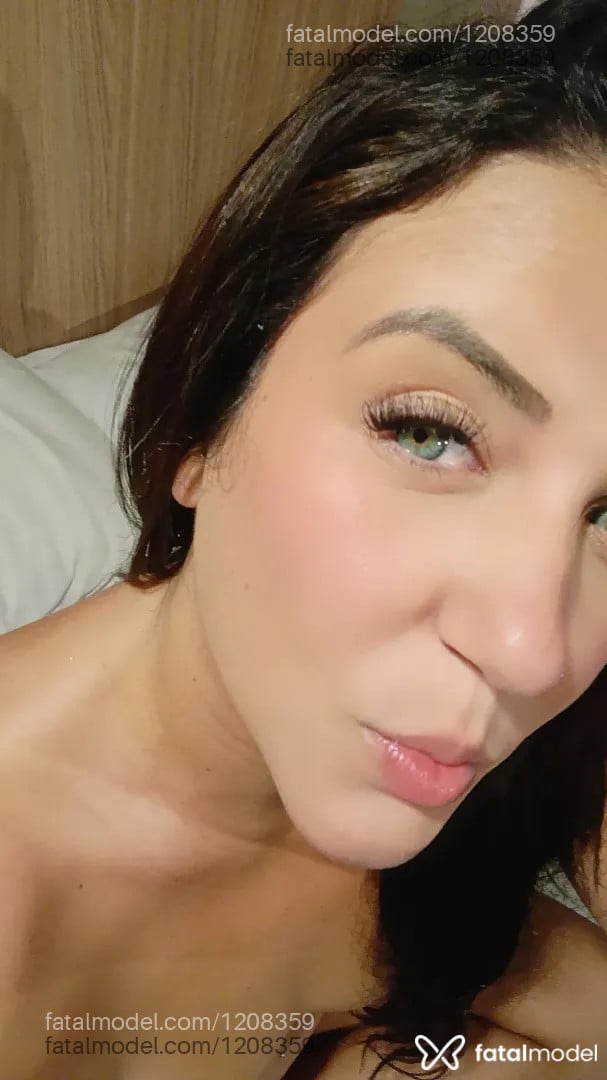 Acompanhante mulher com cabelo castanho de olhos castanhos - Cris Amaral
