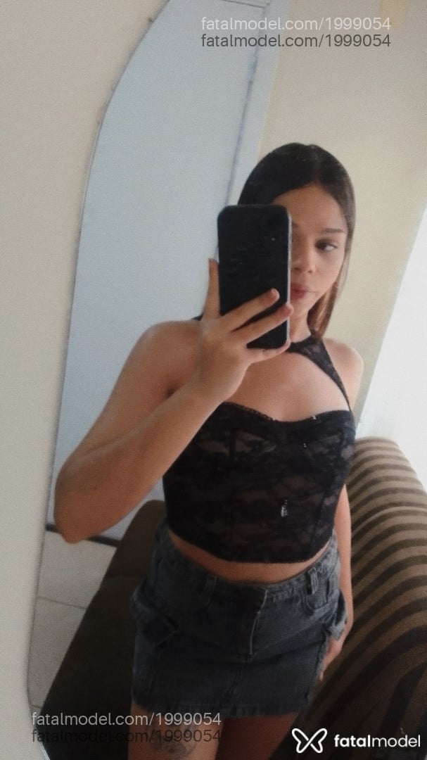 Acompanhante mulher trans com cabelo castanho de olhos mel - Lívia