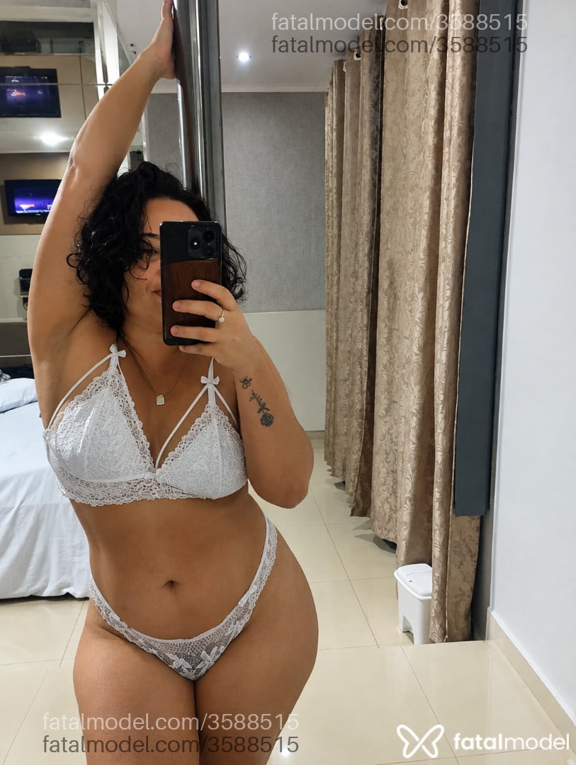 Acompanhante mulher com cabelo castanho de olhos castanhos - Lobinha