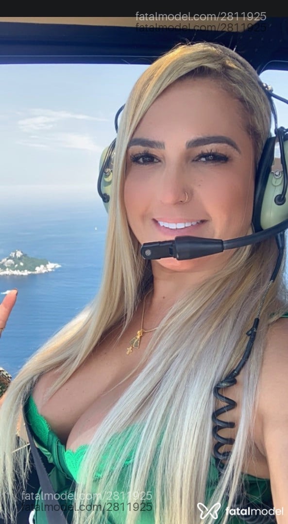 Acompanhante mulher loira (o) de olhos castanhos - Kiara Budnik
