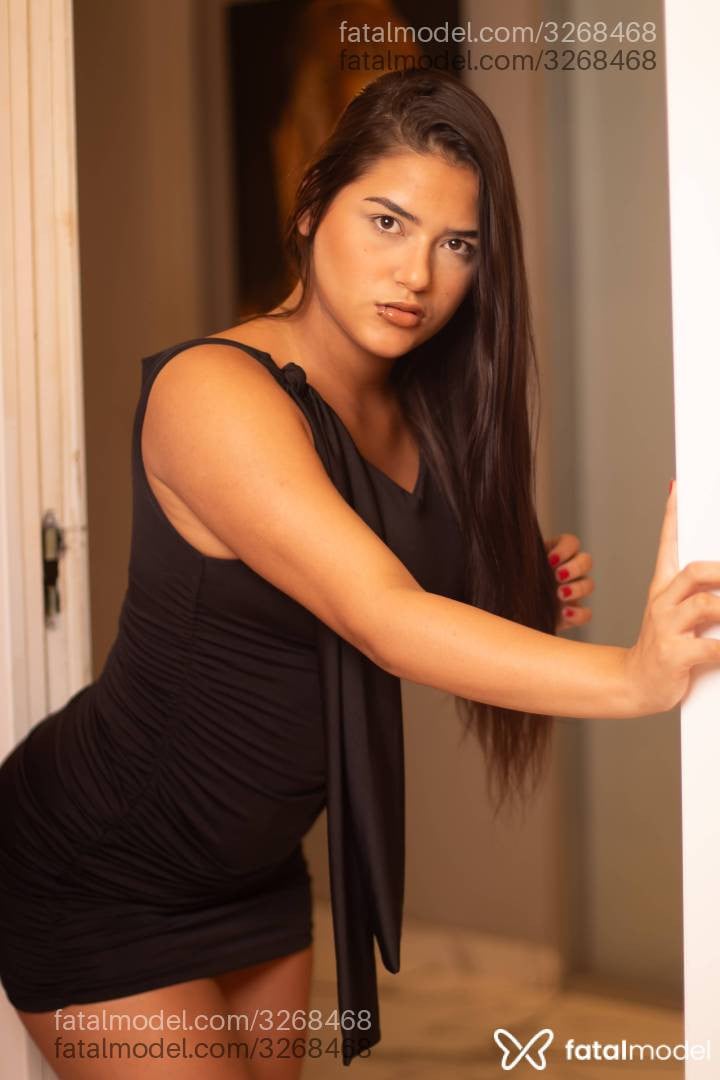 Acompanhante mulher morena (o) de olhos castanhos - Morena