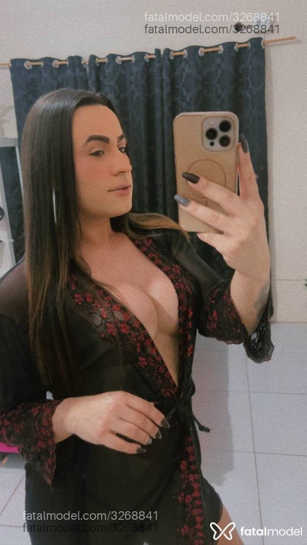 Acompanhante mulher trans com cabelo castanho de olhos castanhos - Rebeca