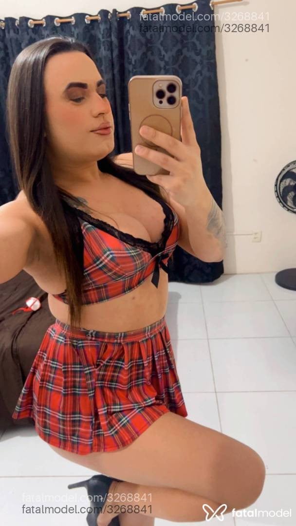 Acompanhante mulher trans com cabelo castanho de olhos castanhos - Rebeca