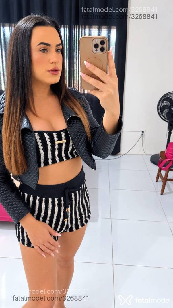 Acompanhante mulher trans com cabelo castanho de olhos castanhos - Rebeca