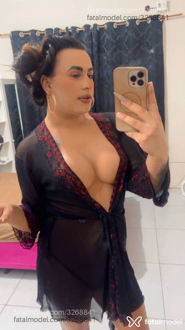 Acompanhante mulher trans com cabelo castanho de olhos castanhos - Rebeca