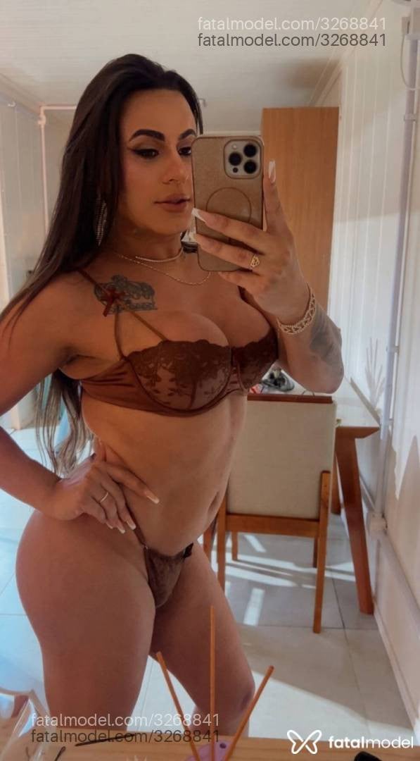 Acompanhante mulher trans com cabelo castanho de olhos castanhos - Rebeca