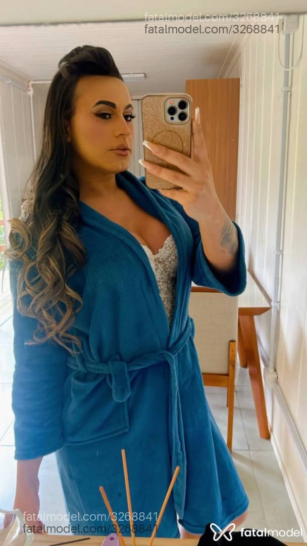 Acompanhante mulher trans com cabelo castanho de olhos castanhos - Rebeca