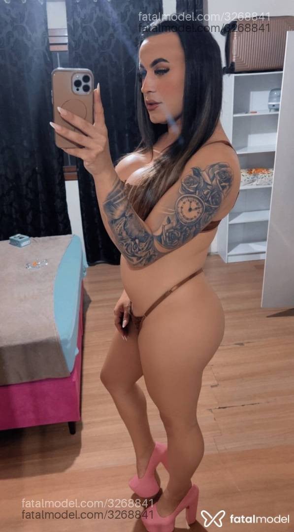 Acompanhante mulher trans com cabelo castanho de olhos castanhos - Rebeca