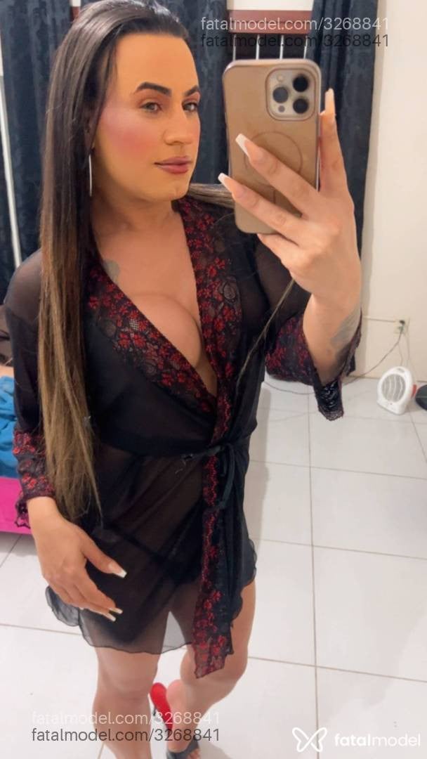 Acompanhante mulher trans com cabelo castanho de olhos castanhos - Rebeca