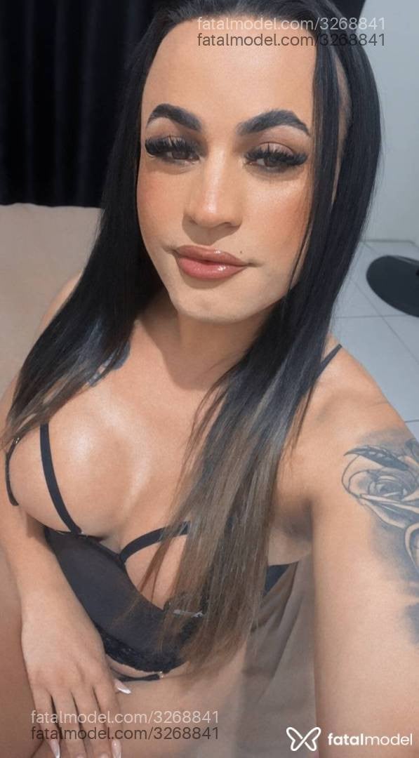 Acompanhante mulher trans com cabelo castanho de olhos castanhos - Rebeca