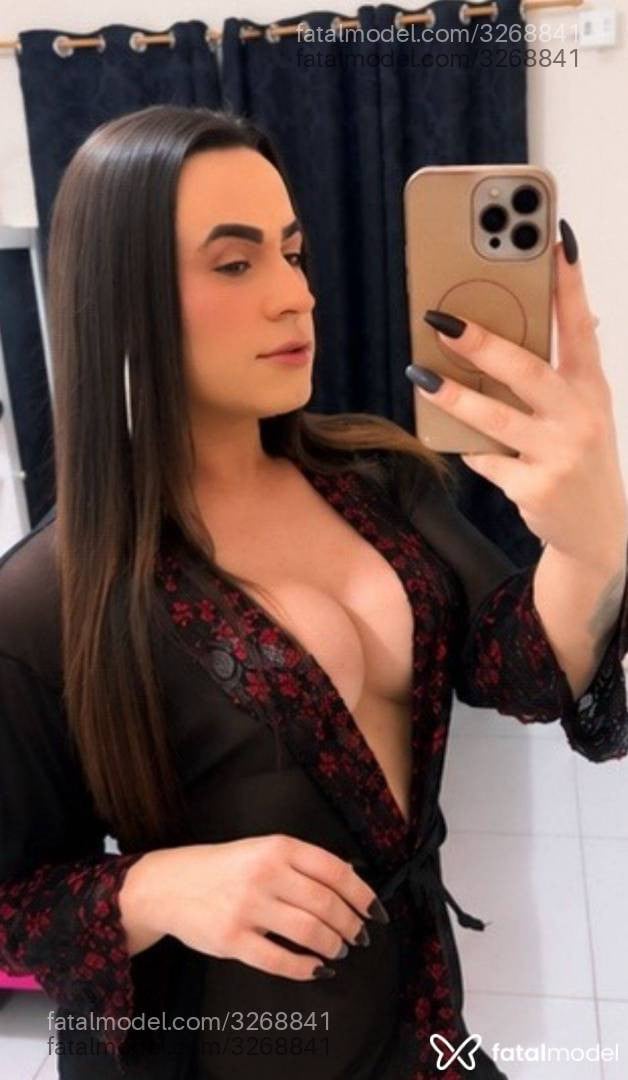 Acompanhante mulher trans com cabelo castanho de olhos castanhos - Rebeca