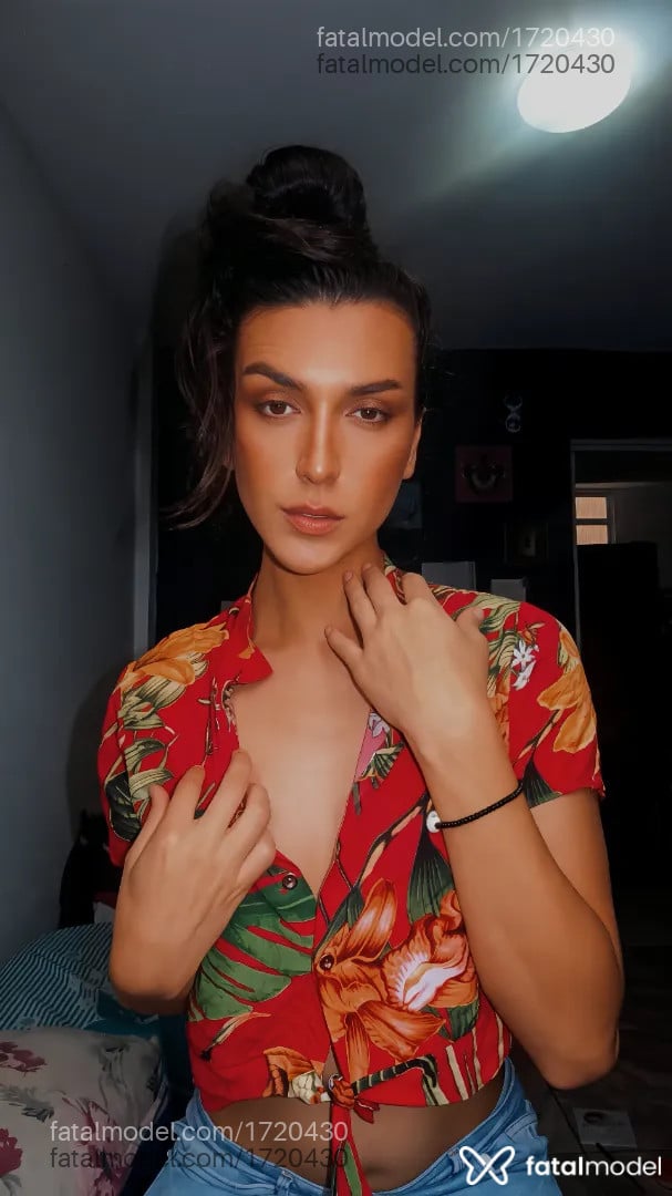 Acompanhante mulher trans morena (o) de olhos castanhos - Lua