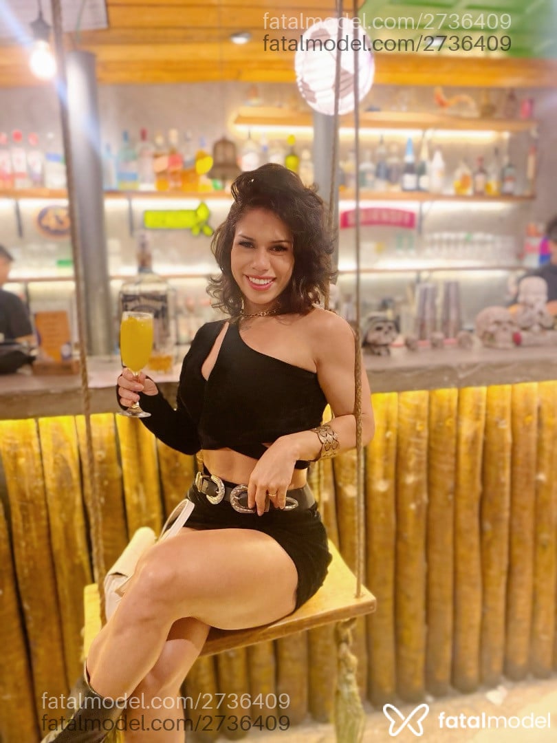 Acompanhante mulher com cabelo castanho de olhos castanhos - Lavínia Marvy