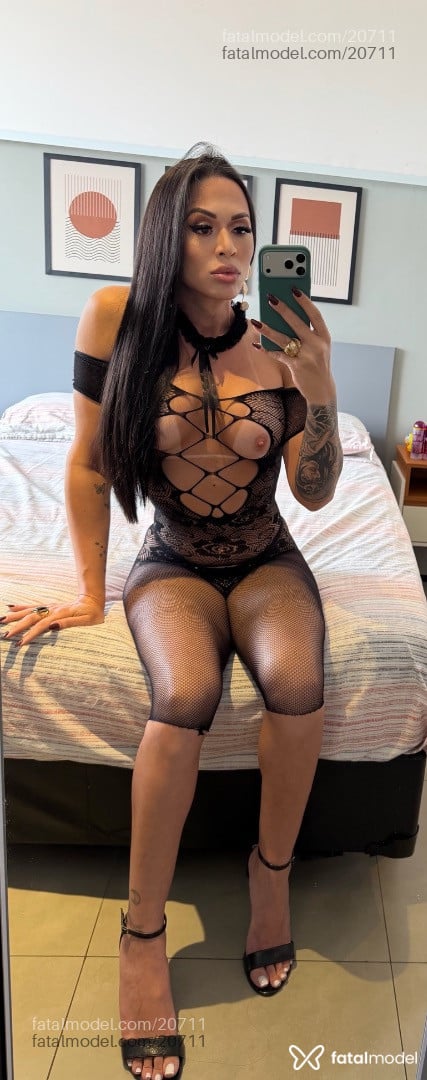 Acompanhante mulher trans com cabelo castanho de olhos castanhos - Amanda Montteiro