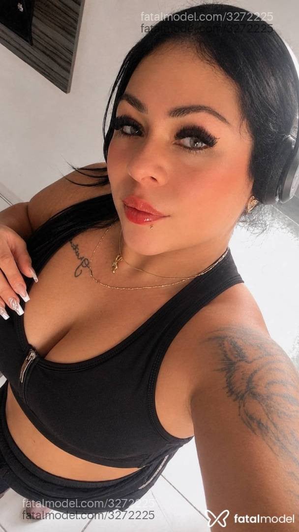 Acompanhante mulher morena (o) de olhos cinza - Tice