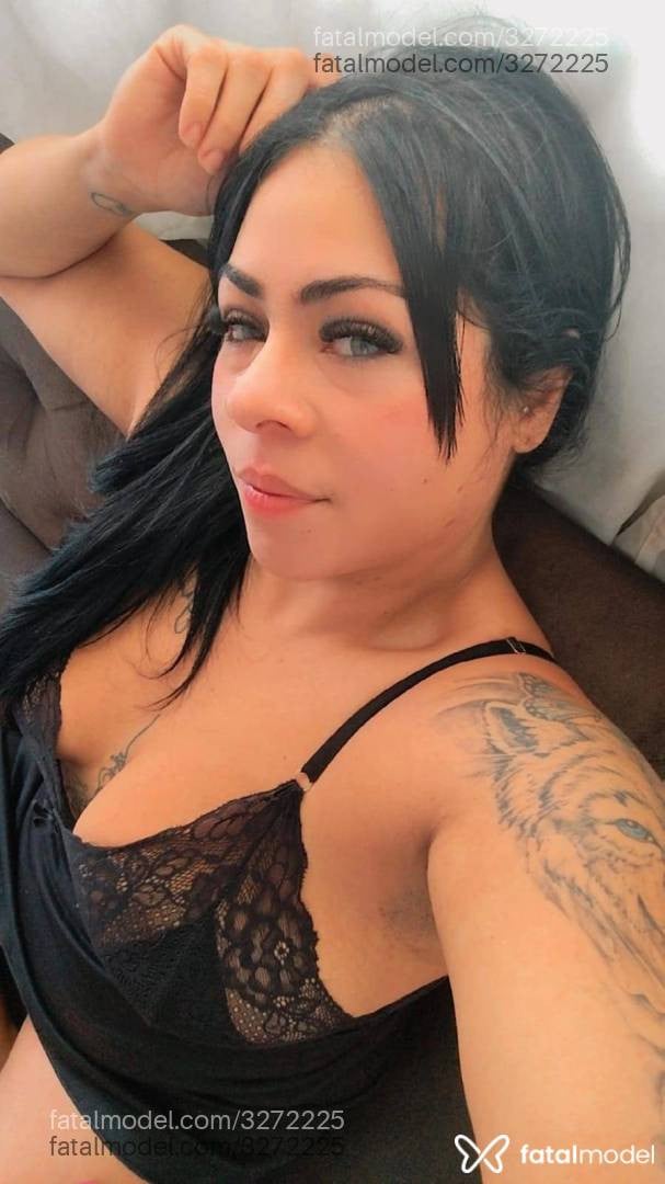 Acompanhante mulher morena (o) de olhos cinza - Tice