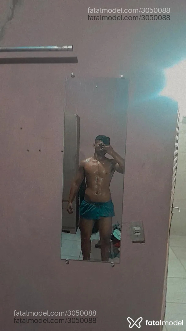 Acompanhante homem morena (o) de olhos pretos - Pretinho