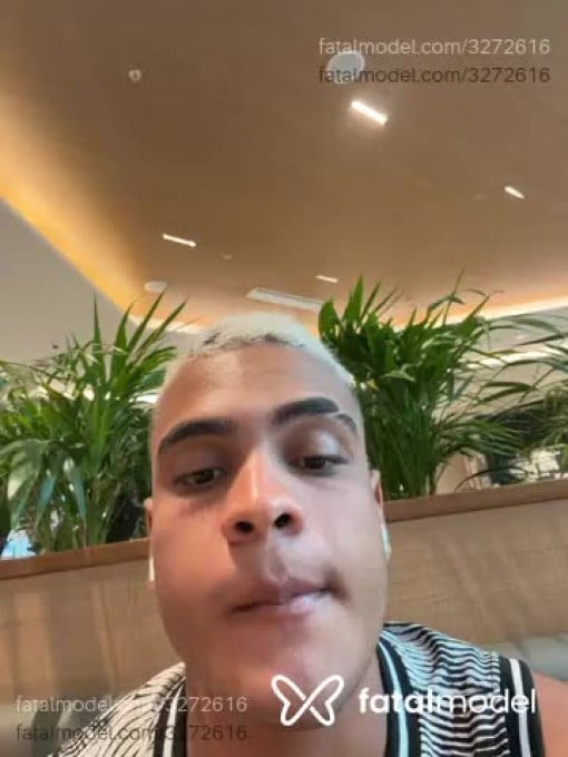 Acompanhante homem com cabelo colorido de olhos castanhos - Gabriel